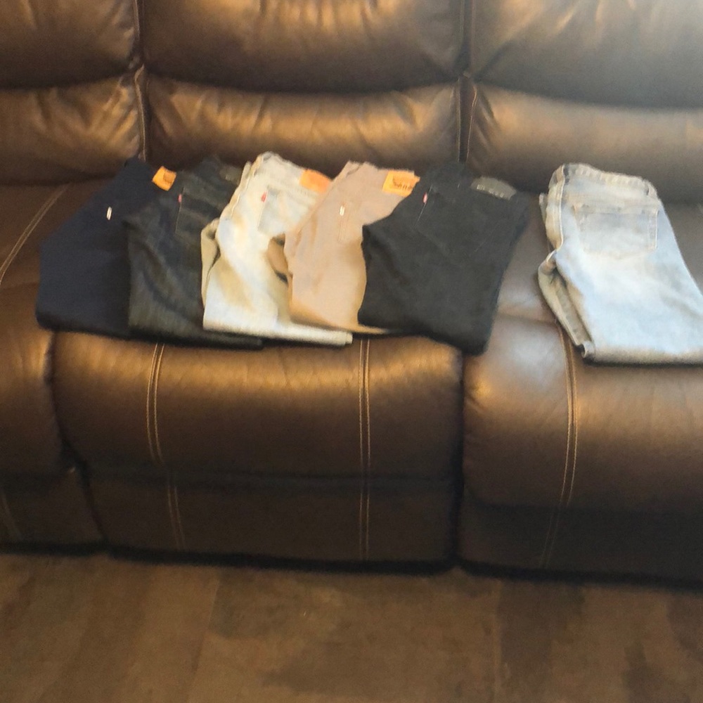 6 PAIR OF PANTS.....5 Levi/1 old navy